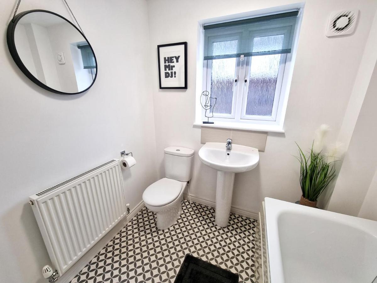 Modern & Spacious 3 Bedrooms And 2 Bathrooms Home, Free Parking! Кембридж Экстерьер фото
